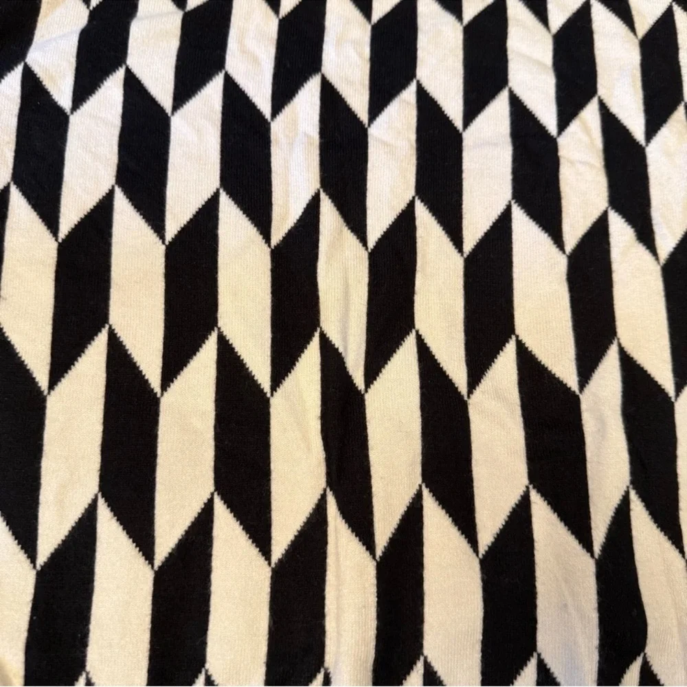Charie Collette Black White Geometric Sweater NWT - Picture 2 of 6